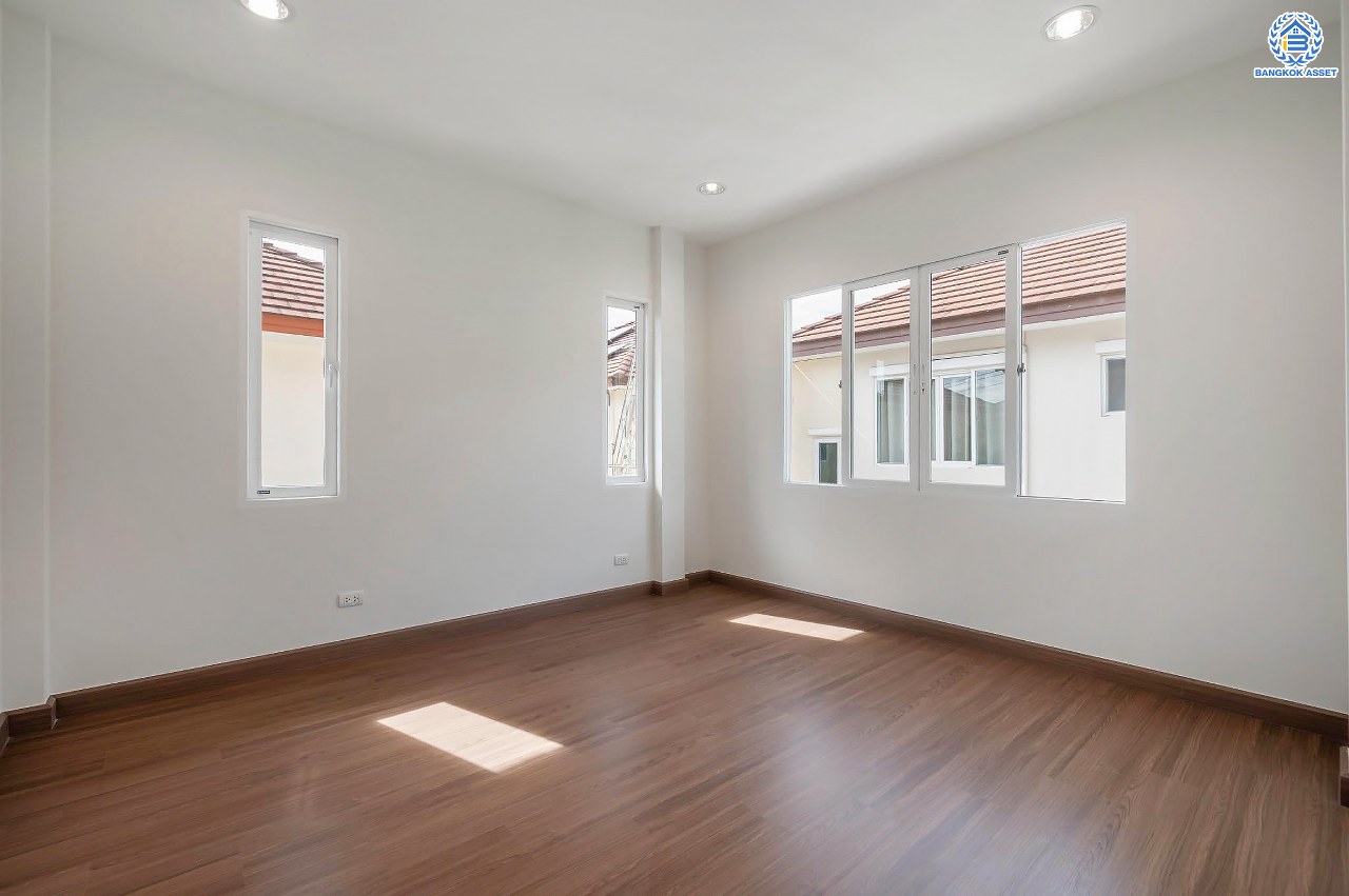 บ้านมือสองตกแต่งใหม่ โครงการ เดอะซิตี้2 พระราม5-ราชพฤกษ์ เนื้อที่ 62.5 ตร.ว. ดีไซน์ตอบทุกไลฟ์สไตล์ ฟังก์ชัน 3 ห้องนอน 3 ห้องน้ำ จอดรถได้ 2 คัน บนทำเลติดถนนใหญ่ เชื่อมต่อทุกเส้นทาง ใกล้จุดขึ้นทางด่วน "ศรีรัช" รายล้อมด้วยสิ่งอำนวยความสะดวกมากมาย